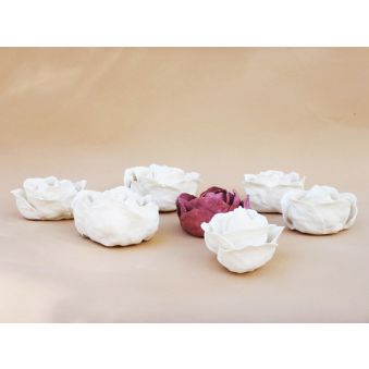 Sept roses décoratives en porcelaine 