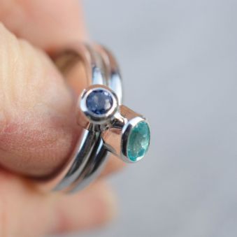 "Aya" . Bague argent sertie d'une Apatite et d'une Iolite