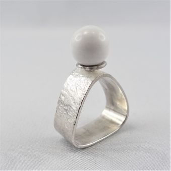 Bague en argent et en onyx blanc