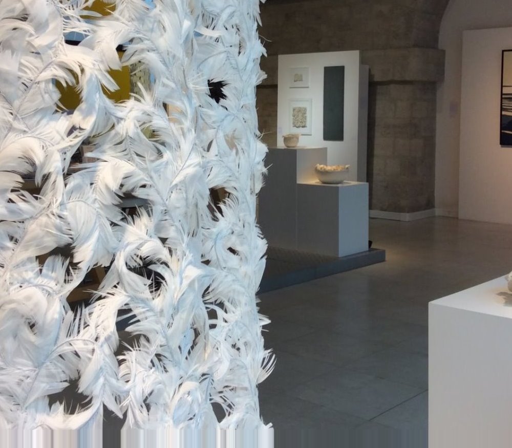 fragments ; exposition ; matieres ; plumes ; paille ; paris ; artisanat ; atelier