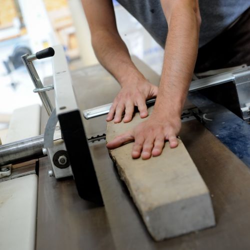 Julien Lachaud, ébéniste créateur dans son atelier 