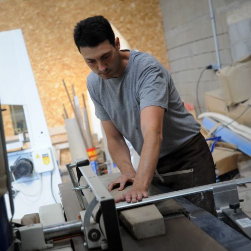 Julien Lachaud, ébéniste créateur en plein travail